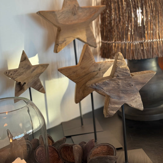 Massiv Teak Stjerne På Piedestal (H35–38 cm, Ø15 cm)