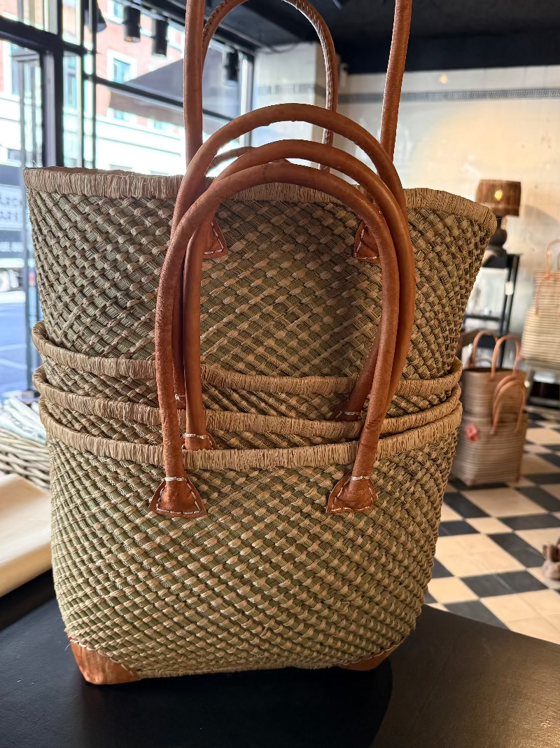 Flettet kurv med læderhanke