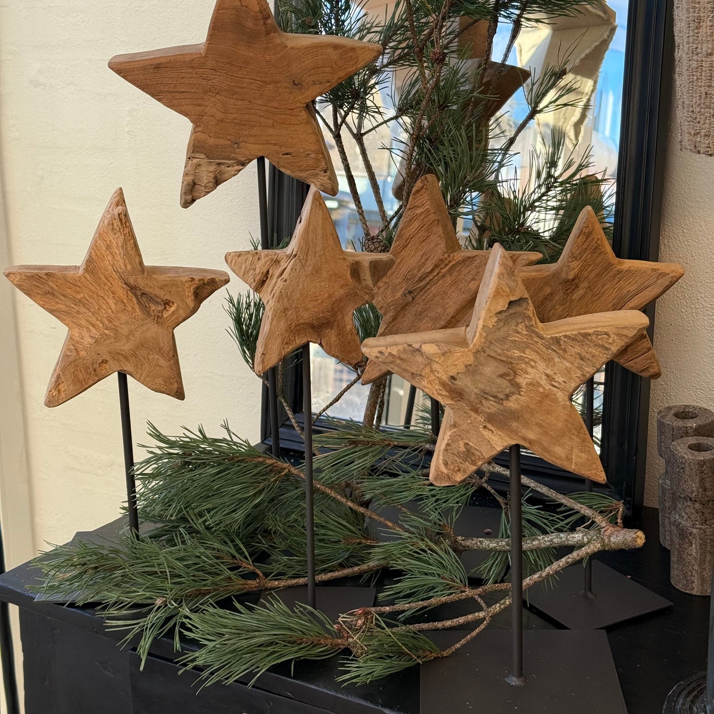 Massiv Teak Stjerne På Piedestal (H35–38 cm, Ø15 cm)