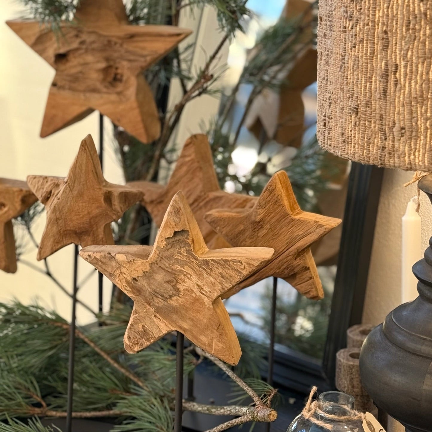 Massiv Teak Stjerne på Piedestal (H56–57 cm, Ø20 cm)