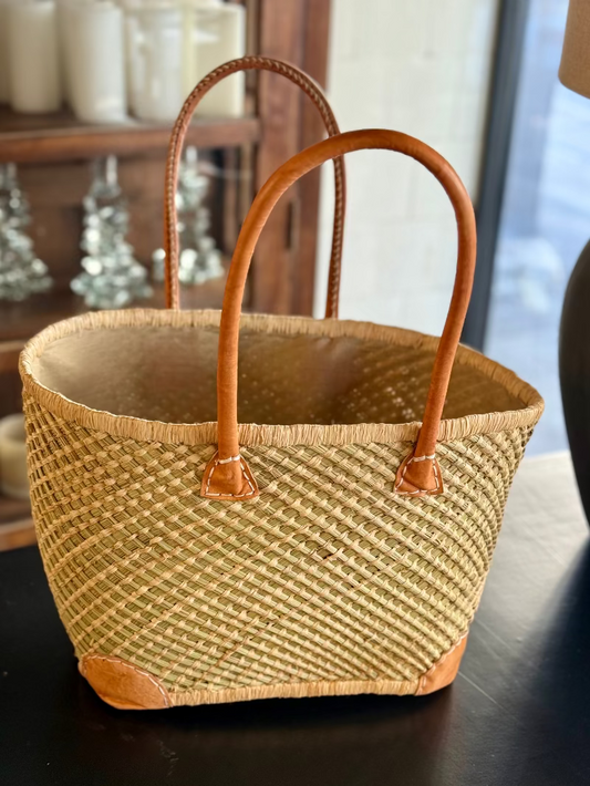 Flettet kurv med læderhanke