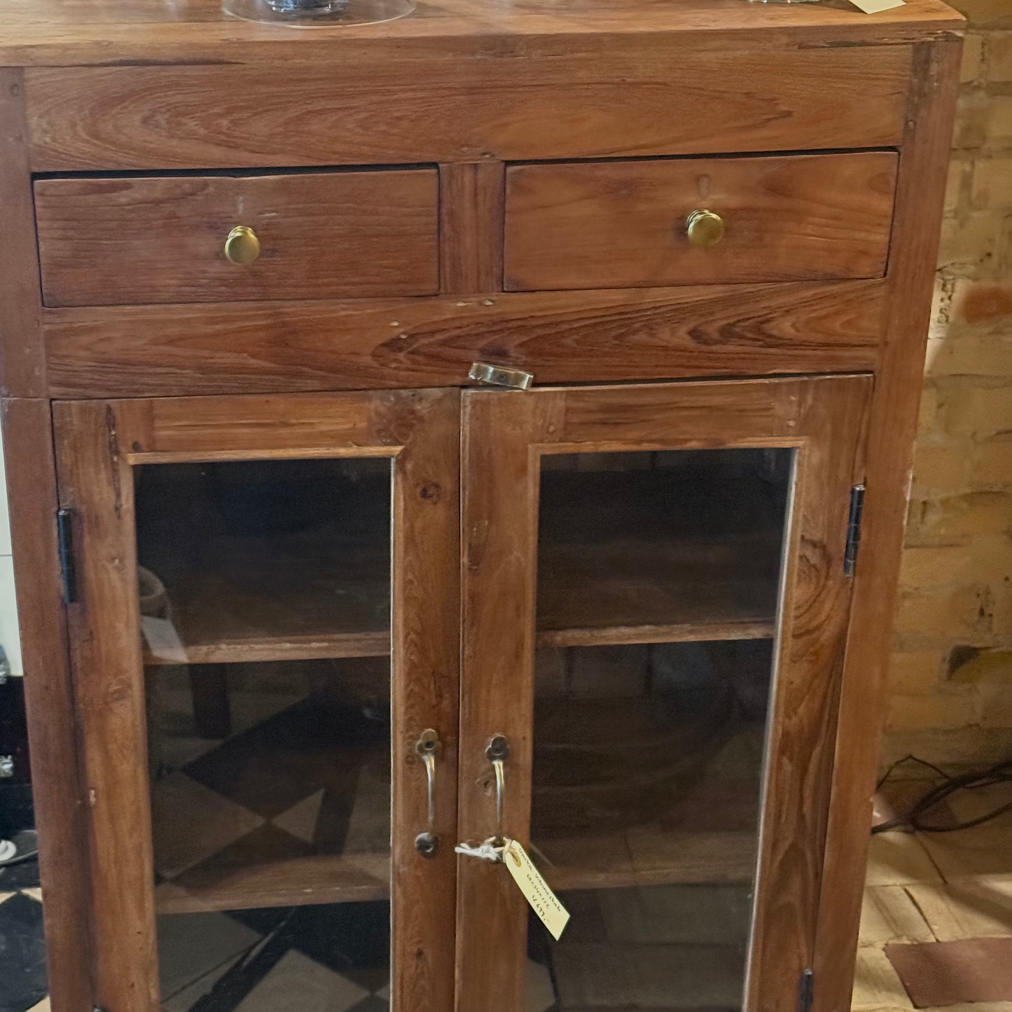 Vitrineskab med skuffer - 68x34x112 cm